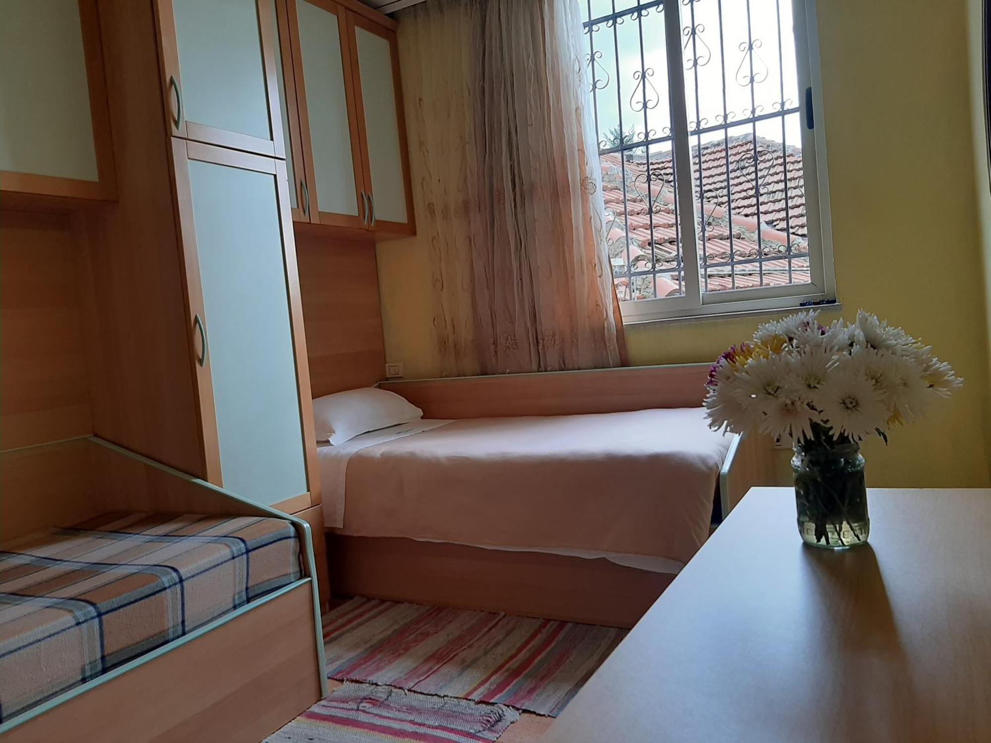 Enki'S Guesthouse Tiranë Ngoại thất bức ảnh