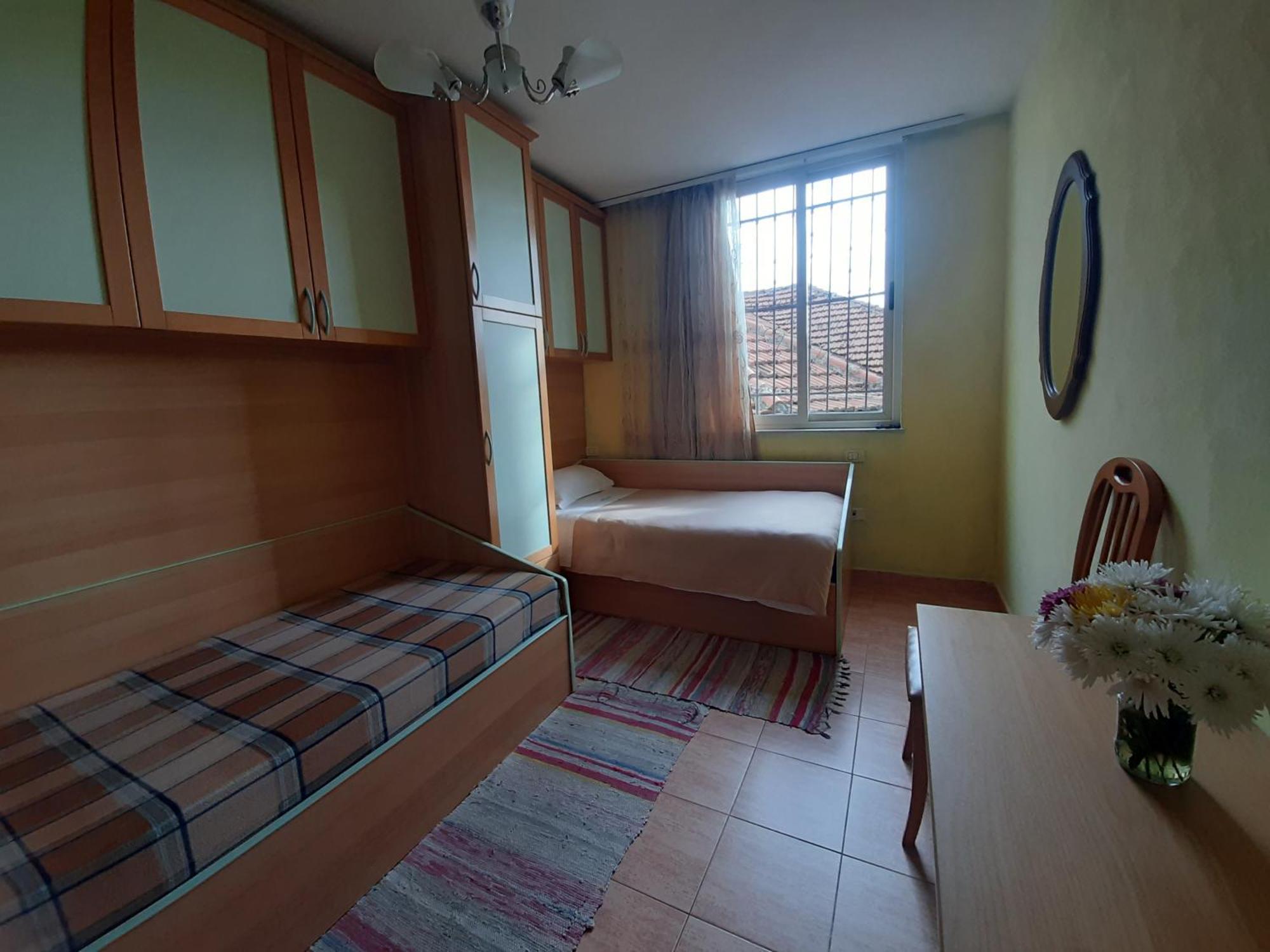 Enki'S Guesthouse Tiranë Ngoại thất bức ảnh