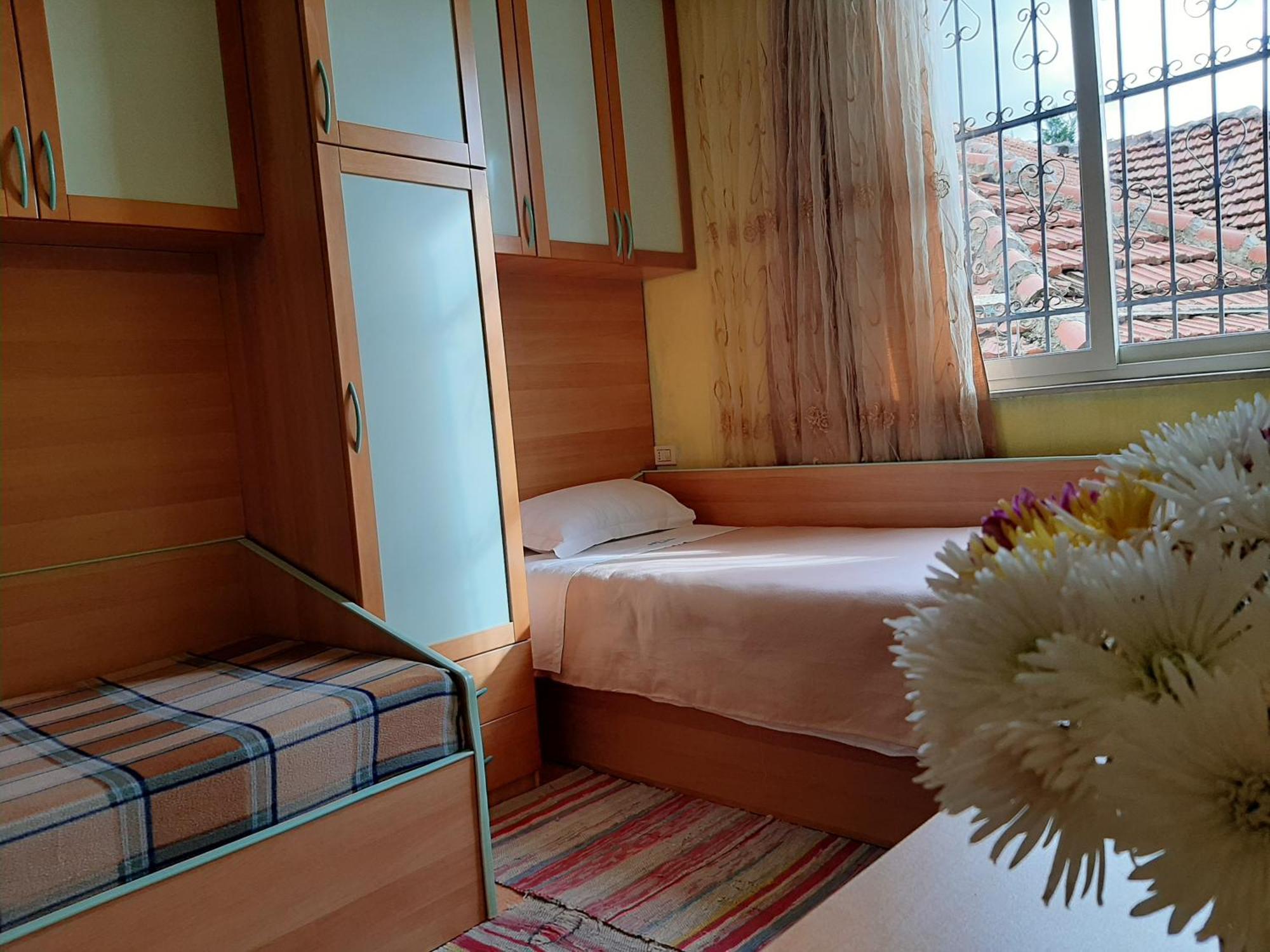 Enki'S Guesthouse Tiranë Ngoại thất bức ảnh